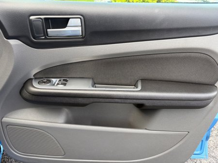 2010 Ford Focus - thumbnail 15