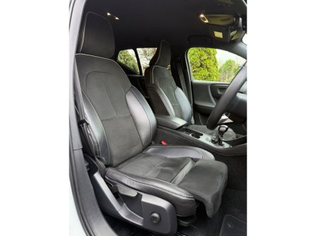 2018 Volvo XC40 D3 FWD MANUAL 150 R-DESIGN thumbnail