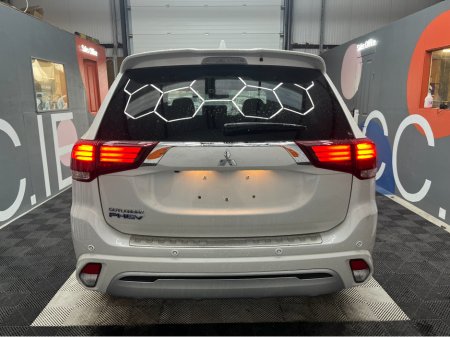 2019 Mitsubishi Outlander €21950! 2019 MITSUBISHI OUTLANDER PHEV 4WD G 2.4 AUTOMATIC / HEATED SEATS / HEATED STEERING WHEEL / CRUISE CONTROL / PADDLE SHIFTERS / €21,950 thumbnail