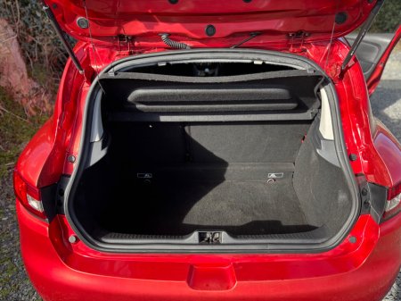 2016 Renault Clio - thumbnail 18