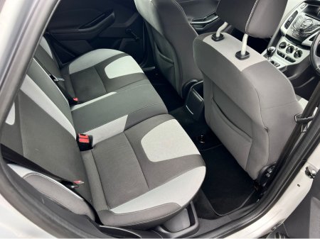 2012 Ford Focus - thumbnail 2