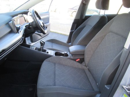 2024 Volkswagen Golf Life 2.0 TDI 115HP 5DR €30,950 thumbnail