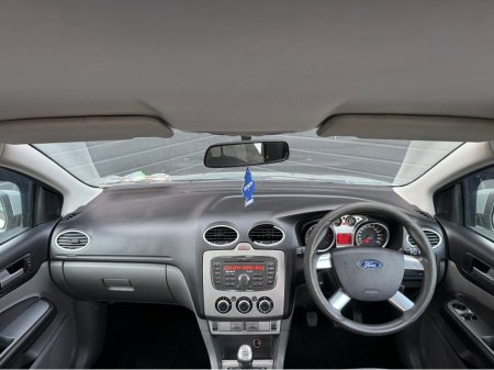 2010 Ford Focus - thumbnail 8