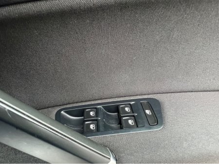 2016 Volkswagen Golf - thumbnail 17