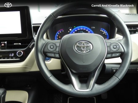 2022 Toyota Corolla Hybrid Luna Sport Saloon €27,950 thumbnail
