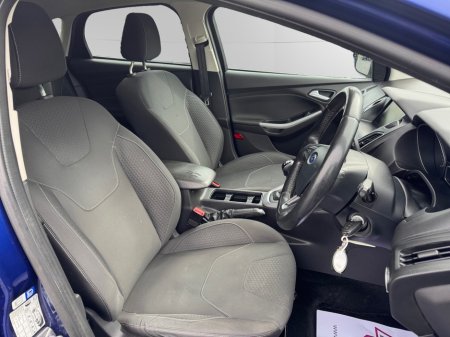 2016 Ford Focus - thumbnail 10