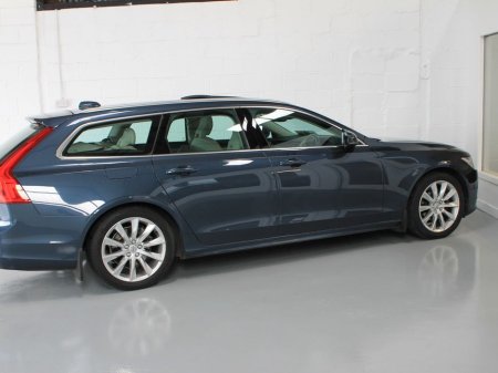 2020 Volvo V90 D4 MOM AT 5DR Auto €33,750 thumbnail