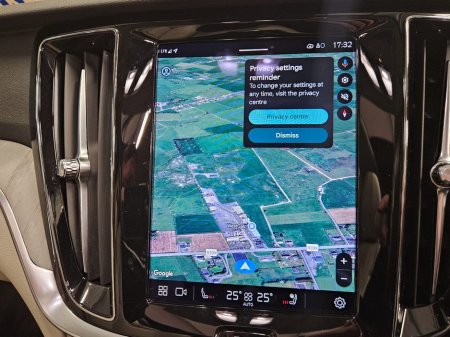 2022 Volvo V60 PHEV T8 (455hp) Ultimate Dark AWD €27,950 thumbnail