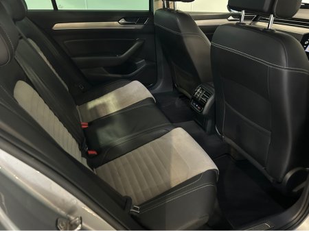 2018 Volkswagen Passat HIGHLINE R Line 1.6 TDI MANUAL 6SPEED FWD 120HP 4DR €18,950 thumbnail