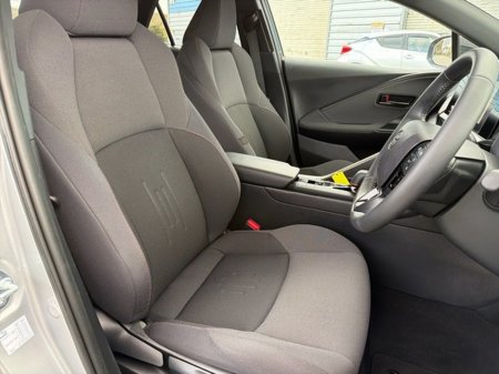 2025 Toyota C-HR SPORT PLUS SIDESTEPS & EXTRAS // HEATED SEATS // APPLE CARPLAY/ANDROID AUTO // SIDE STEPS // WIND DEFLECTORS // FULL WARRANTY €37,945 thumbnail