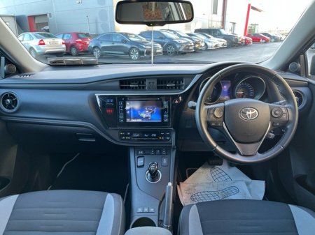 2017 Toyota Auris HYBRID SOL 4DR AUTO €17,450 thumbnail