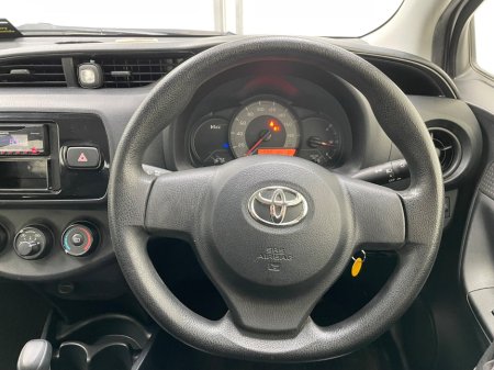 2018 Toyota Yaris - thumbnail 25