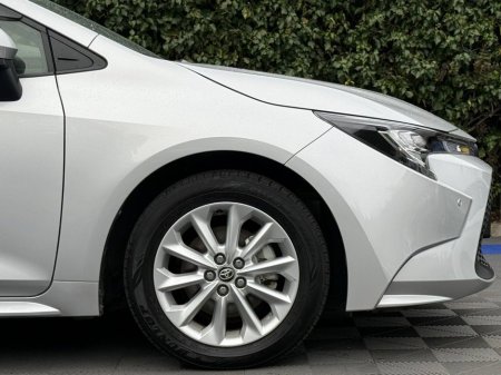 2020 Toyota Corolla 1.8 HYBRID // HEATED SEATS // REVERSE CAMERA // ADAPTIVE CRUISE CONTROL €19,900 thumbnail