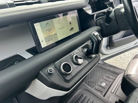 2023 Land Rover Defender - thumbnail 23