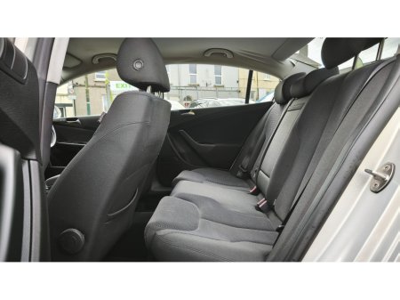 2010 Volkswagen Passat - thumbnail 18