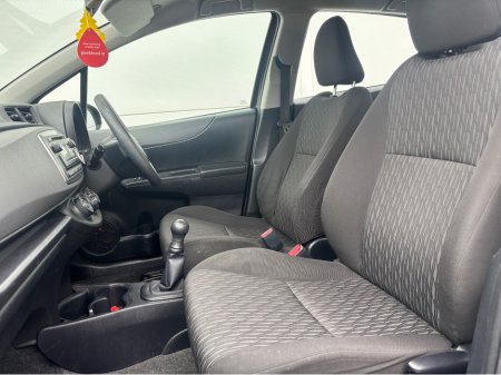 2012 Toyota Yaris - thumbnail 3