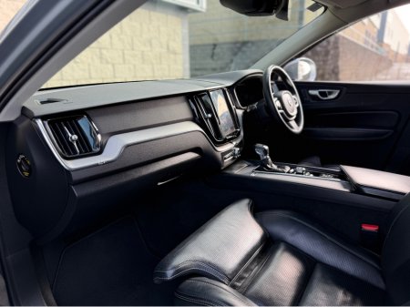 2018 Volvo XC60 - thumbnail 16