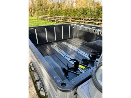 2017 Land Rover Defender - thumbnail 23