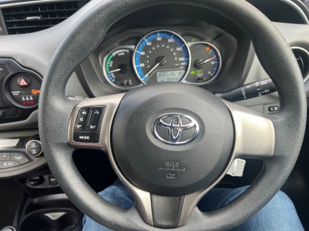 2016 Toyota Yaris - thumbnail 22