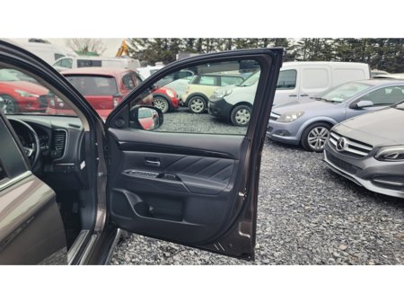 2017 Mitsubishi Outlander - thumbnail 9