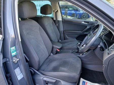 2023 Volkswagen Tiguan 2.0 TDI 150HP Elegance, Dolphin Grey, €39,950 thumbnail