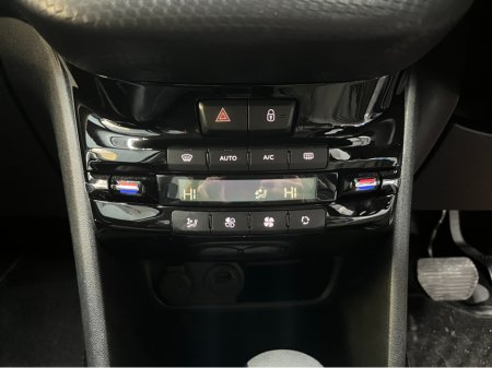 2018 Peugeot 2008 €14950! 2018 PEUGEOT 2008 AUTOMATIC ALLURE 1.2 AUTOMATIC / CRUISE CONTROL / REVERSE CAMERA AND MORE €14,950 thumbnail