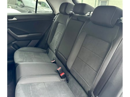 2023 Volkswagen T-Roc ++JUST 6K KML++ STYLE 1.5 TSI D7F 150HP €34,950 thumbnail