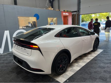 2024 Toyota Prius - photo 2