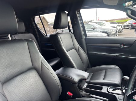 2023 Toyota Hilux INVINCIB X D-4D 4WD INVINCIBLE DCB €44,900 thumbnail