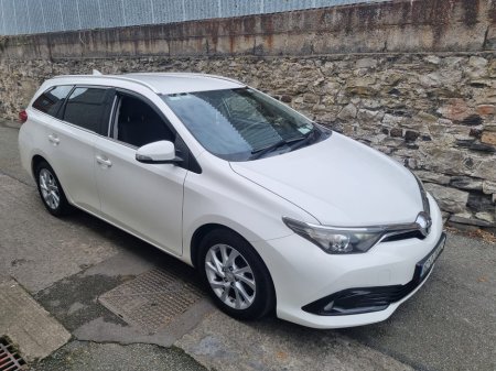 2016 Toyota Auris 1.6 D-4D (112) Luna €8,950