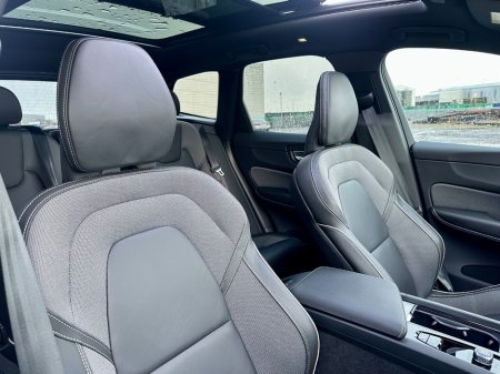 2025 Volvo XC60 - thumbnail 6