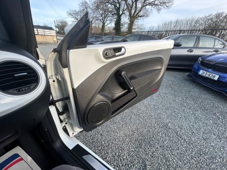 2017 Volkswagen Beetle - thumbnail 19