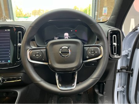 2023 Volvo XC40 - thumbnail 9