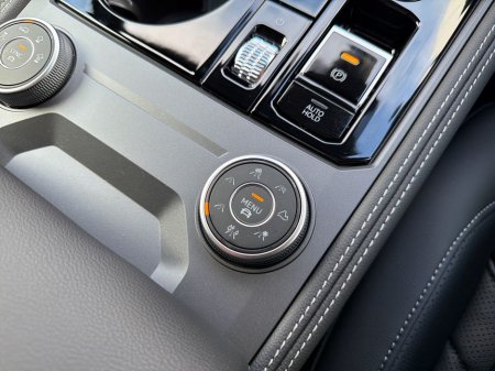 2026 Volkswagen Touareg R-Line (COMMERCIAL) thumbnail