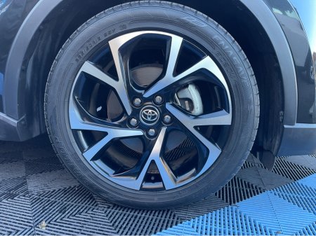 2017 Toyota C-HR 2017 TOYOTA C-HR HYBRID (S10) €19,995