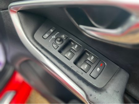 2019 Volvo V40 ==STUNNING VOLVO V40//AUTO//HUGE SPEC//FULL LEATHER// €17,500 thumbnail