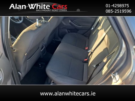 2016 Ford Focus - thumbnail 18