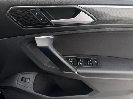 2018 Volkswagen Tiguan - thumbnail 38