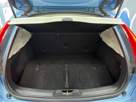 2015 Volvo V40 2015 VOLVO V40 D4 SE 2.0 AUTOMATIC / CRUISE CONTROL / REVERSE CAMERA / PADDLE SHIFTERS thumbnail