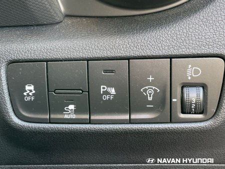 2022 Hyundai Kona EV Premium 64 kWh €21,850 thumbnail