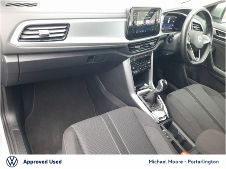 2025 Volkswagen T-Roc - view 4