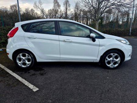 2012 Ford Fiesta - thumbnail 2