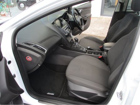 2015 Ford Focus - thumbnail 13