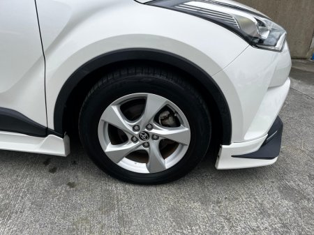 2018 Toyota C-HR CHR 1.8 self charging hybrid, G -model huge spec €19,900