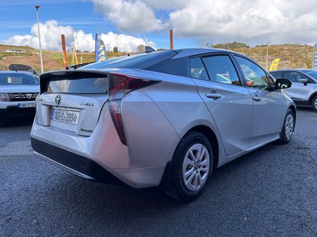 2016 Toyota Prius - thumbnail 16