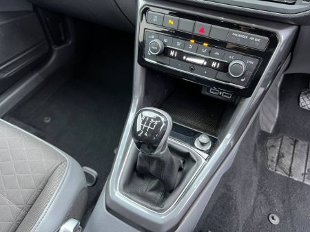 2020 Volkswagen T-Cross R-LINE 1.6 TDI // APPLE CARPLAY/ANDROID AUTO // MULTIFUNCTIONAL STEERING WHEEL // 17" ALLOYS €19,900 thumbnail