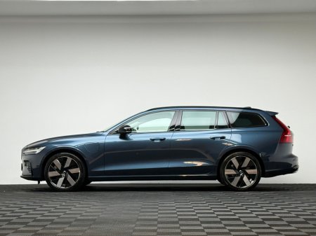 2025 Volvo V60 PLUS T6 2.0 PHEV AWD 350HP €54,990 thumbnail