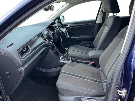 2019 Volkswagen T-Roc DESIGN 1.0 TSI MANUAL 6SPEED FWD 115HP 5DR €18,500 thumbnail