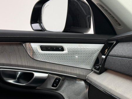 2025 Volvo XC90 ULTRA T8 RECHARGE 2.0 455HP PHEV *7 SEATER* €89,990 thumbnail