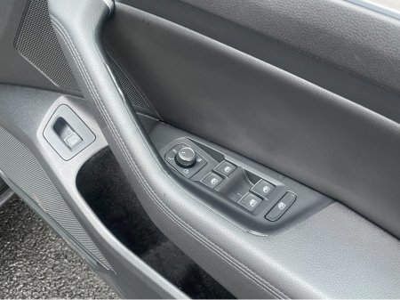 2017 Volkswagen Passat HIGHLINE 1.6 TDI MANUAL 6SPEED FWD 120HP 4DR €14,500 thumbnail